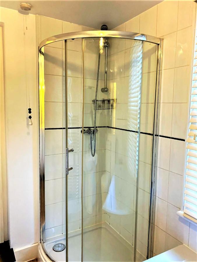 Riverside Channel5 "Holidays Homes In The Sun" Featured Central Canterbury Cottage With Free Parking المظهر الخارجي الصورة